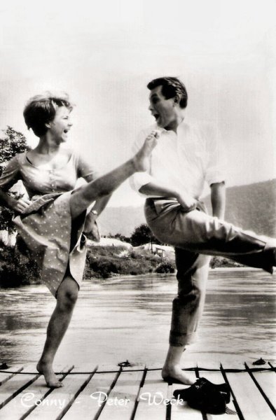 people-dancing-outside-that-you-have-rarely-seen-today-6-394x600